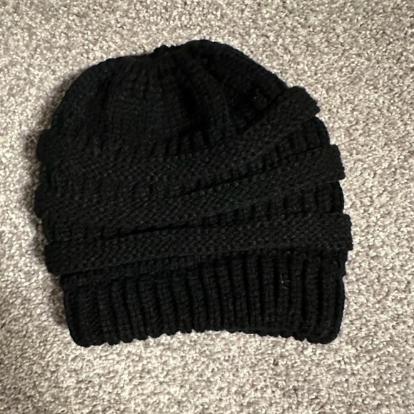 High bun or ponytail hat for cold weather - Picture 2 of 2